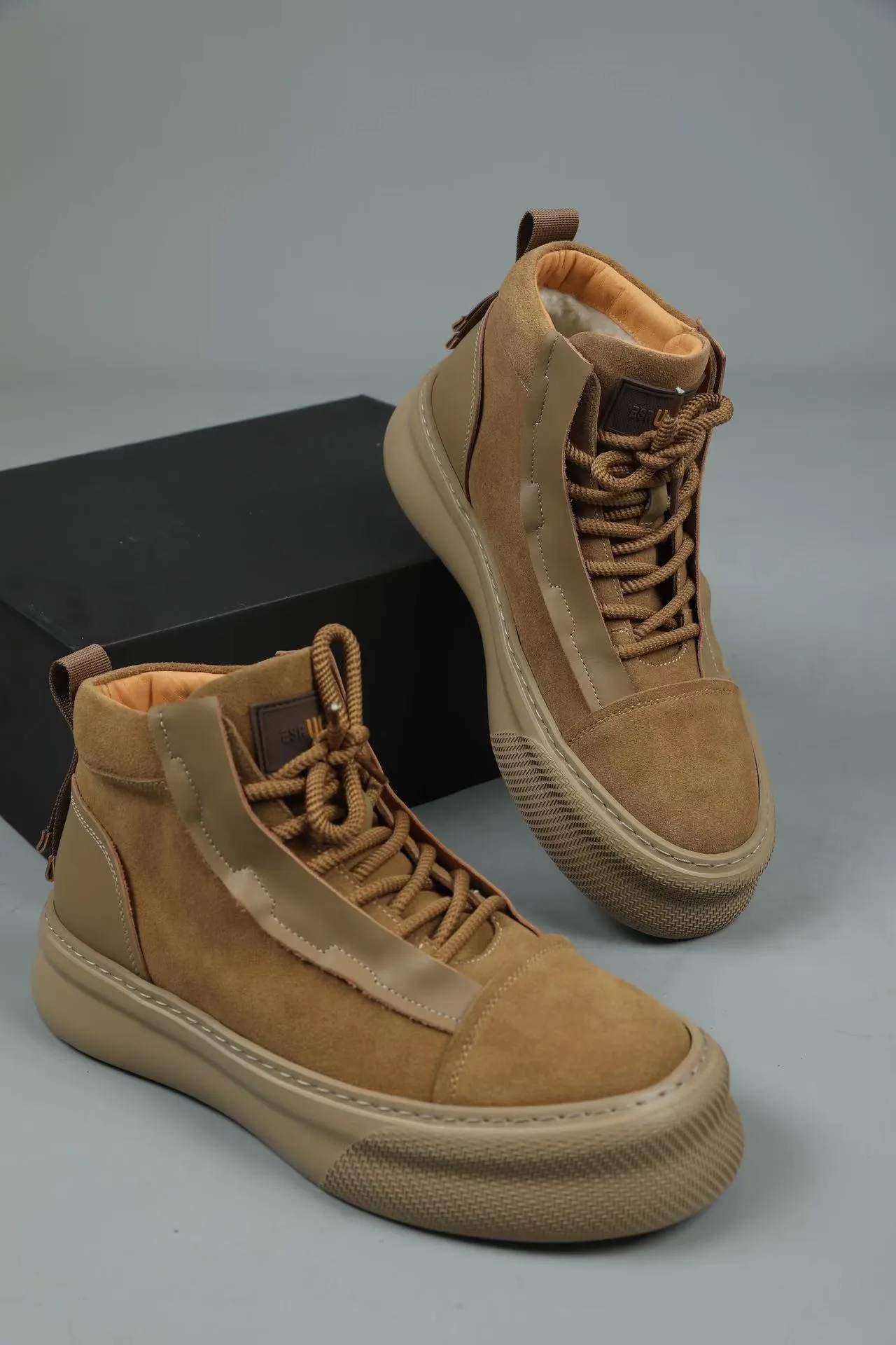 Men's shoes 💰600 IUGGI handsome double-sided short boots. I was attracted by it at first sight. Exclusive and original private outsole. Super soft and light rebound. Top layer calfskin grain frosted. Full texture. All sheep fur inside. Size: 39-44 Model 3681